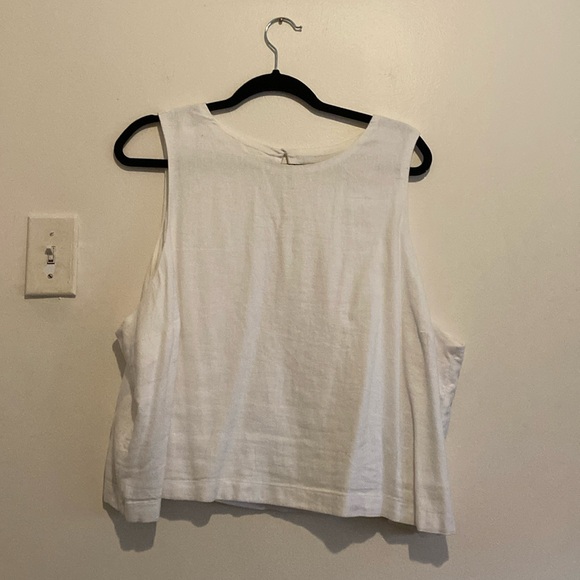 White linen high neck sleeveless top - Picture 2 of 3